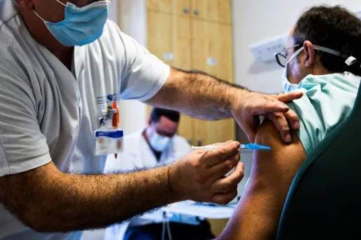La France devient le premier pays à recommander de n'administrer qu'une dose de vaccin, et non deux, aux personnes déjà infectées par le Covid.