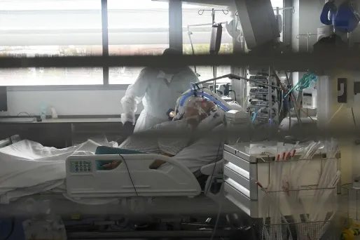 Le nombre de patients en réanimation baisse de nouveau entre mercredi et jeudi.