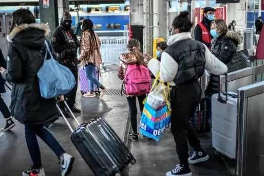 Covid : contrôles intensifiés dès vendredi dans les gares, aéroports et péages