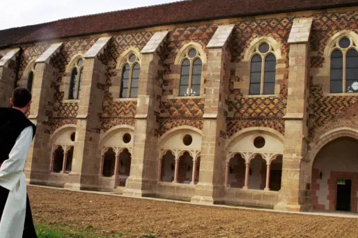 Fondée en 1098, l'abbaye de Citeaux est réputée pour ses fromages.