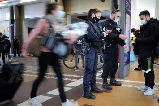 708 personnes ont été contrôlées et 62 verbalisées depuis l'entrée en vigueur de la quarantaine pour tous les voyageurs revenant de cinq pays à risques.