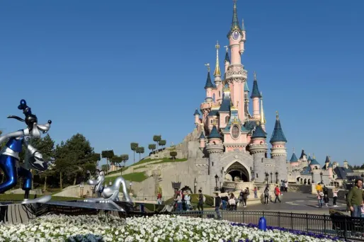 Disneyland Paris emploie 17.000 personnes.