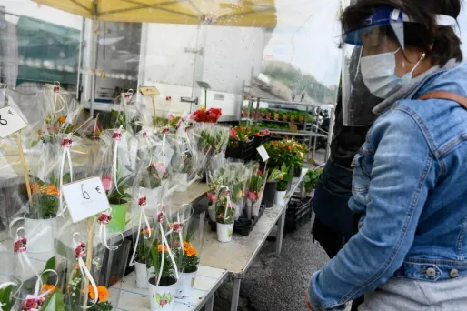 Les fleuristes peuvent reste ouverts dans les seize départements confinés à partir de samedi.