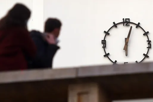 De nombreux Parisiens détournent l'attestation de déplacement dérogatoire pour continuer à sortir en soirée.