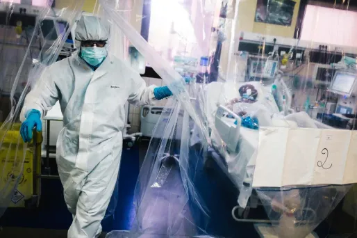 3.330 patients sont toujours dans les services de soins critiques en France, ce mercredi.