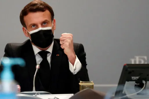 Emmanuel Macron a demandé aux Français de "tenir" encore quelques semaines avant d'assouplir les mesures contre le coronavirus.