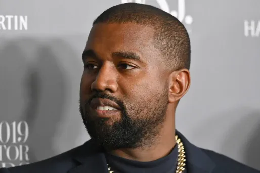 Une paire de baskets portée par Kanye West a été vendue près de deux millions de dollars.