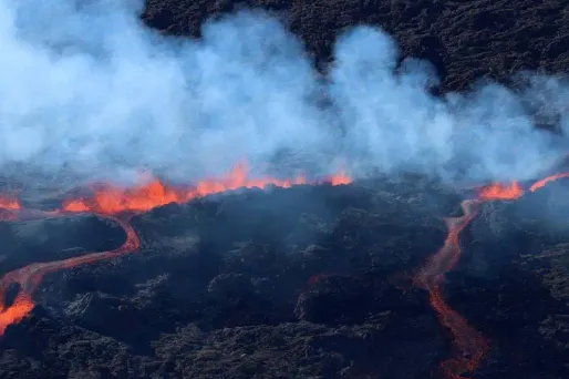 Le Piton de la Fournaise est actuellement en éruption sur l'île de La Réunion.