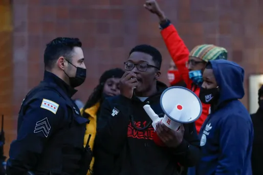 Des protestataires se sont réunis jeudi 15 avril devant le commissariat de Chicago après l'annonce de la mort d'un mineur de 13 ans, tué par un agent.