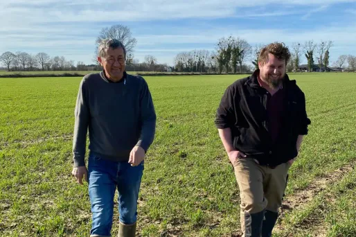 Dominique Jacob et Nicolas de Radiguès repèrent les cultures nécessitant d'être traitées lors d'un "tour de plaine".
