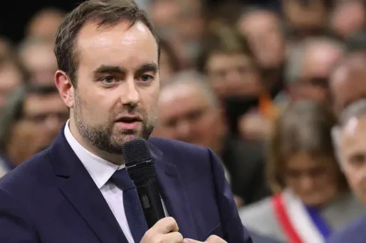 Sébastien Lecornu est soupçonné de "prise illégale d'intérêts".