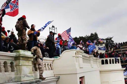 Le 6 janvier 2021, des centaines de manifestants pro-Trump ont pris d'assaut le Capitole, contestant notamment la victoire de Joe Biden.