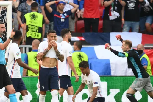 Le gardien hongrois Peter Gulasci célèbre comme une victoire le match nul obtenu face à des Bleus decevants