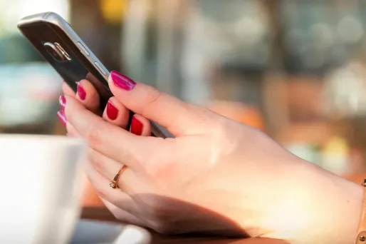 Garder des liens avec ses anciennes relations peut être source de conflit au sein du couple.