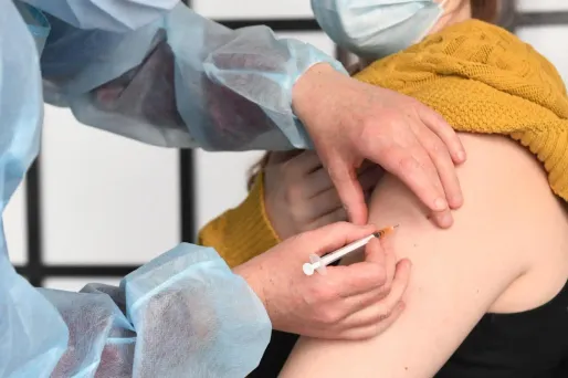 L'exécutif a promis de mettre en place une "stratégie de vaccination spécifique pour les professions en première ligne".