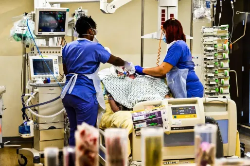 Covid : 109.857 morts en France, la décrue se poursuit à l'hôpital