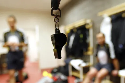 Avant l'Euro 1976, les matches à élimination directe sans vainqueur à la fin du temps additionnel pouvaient se jouer au tirage au sort.