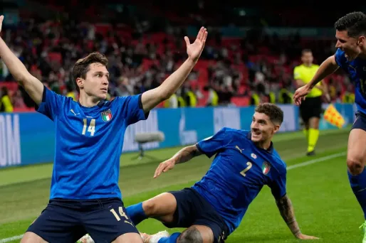 Federico Chiesa célèbre son but face à l'Autriche avec ses coéquipiers italiens
