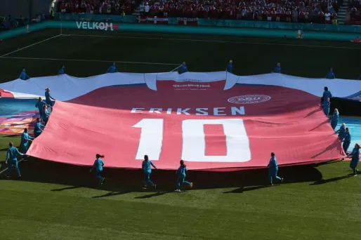 Un hommage a été rendu jeudi à Eriksen au Parken Stadium de Copenhague.