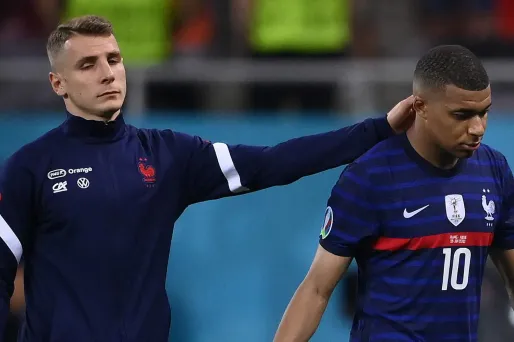 Kylian Mbappé réconforté par Lucas Digne après son tir au but manqué face à la Suisse