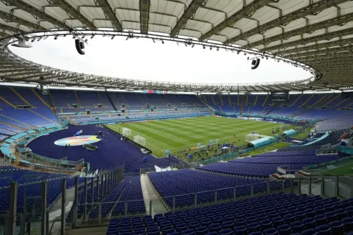Le match d'ouverture a lieu au stade olympique de Rome.