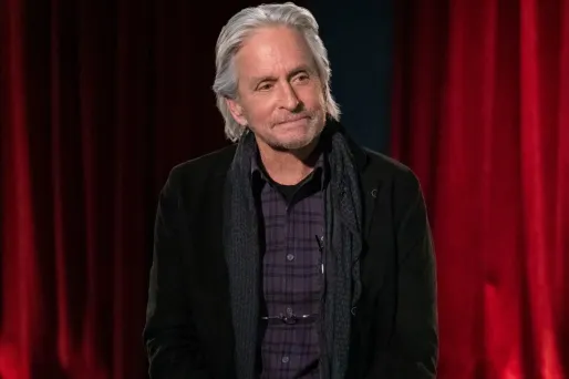 Michael Douglas joue Sandy Kominsky, un acteur reconverti en professeur d'art dramatique dans la série "La méthode Kominsky"