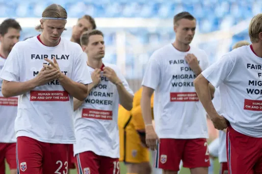 Haaland et ses coéquipiers portent des t-shirts avec des inscriptions alertant sur les conditions de travail des travailleurs migrants au Qatar avant chaque rencontre.