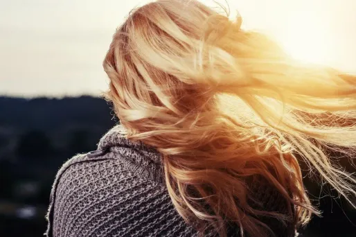 Les cheveux sont vulnérables en été, voici quelques conseils pour les protéger.