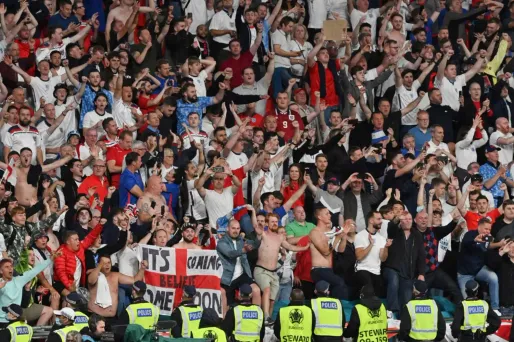 Les supporters anglais ont fait usage de lasers et de fumigènes durant Angleterre-Danemark.