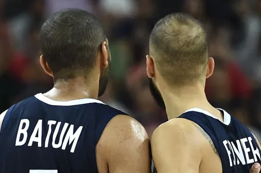 Neuf membres de l'encadrement de l'équipe de France sont placés à l'isolement.