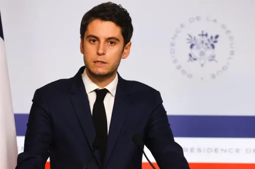 Le porte-parole du gouvernement, Gabriel Attal, a évoqué mercredi, après le Conseil des ministres, "le risque d'une quatrième vague rapide".