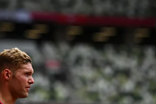 Kevin Mayer est en difficulté sur le décathlon.