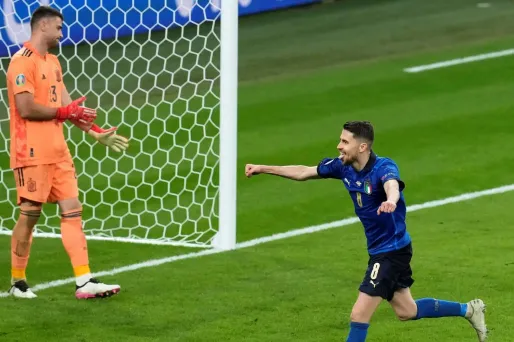 Jorginho célèbre la qualification de l'Italie en finale de l'Euro 2020 après avoir inscrit le tir-au-but vainqueur