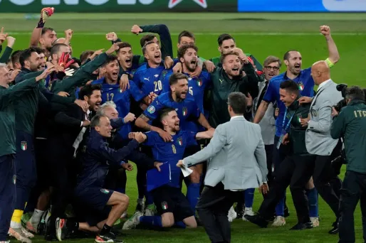L'équipe d'Italie célèbre sa qualification pour la finale de l'Euro 2020 après sa victoire aux tirs-aux-buts face à l'Espagne