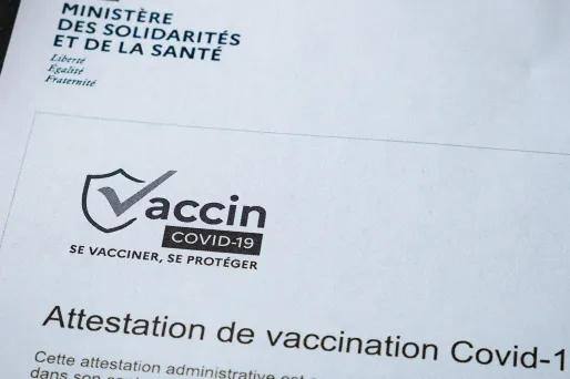 Les deux judiciables utilisaient les ordinateurs auxquels elles avaient accès pour réaliser de faux certificats de vaccination.