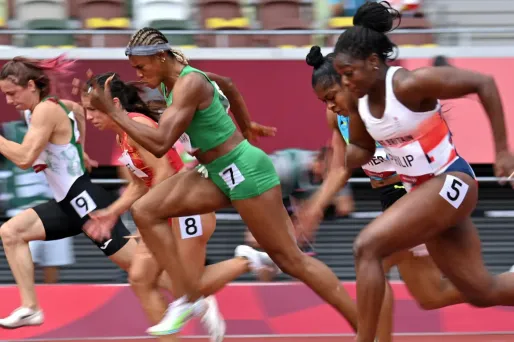 Krystsina Tsimanouskaya (à gauche) s'est dit menacée d'un retour forcé dans son pays.