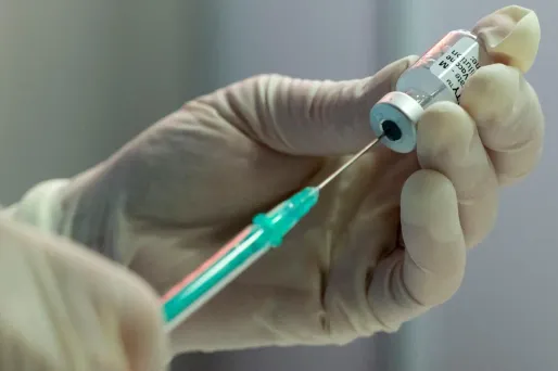 Le gouvernement réfléchit à étendre la vaccination obligatoire au-delà des seuls soignants.