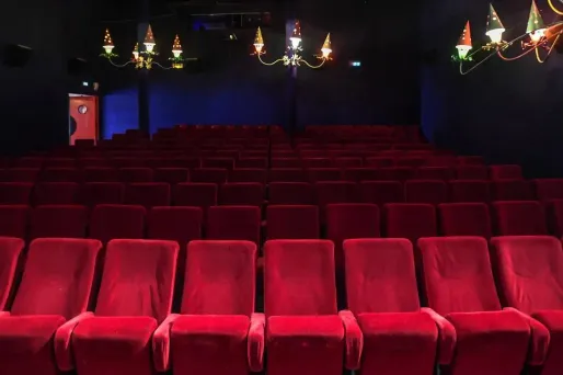 Dans les lieux accueillant du public, notamment les théâtres, les salariés devront présenter un passe sanitaire valide à partir de lundi.