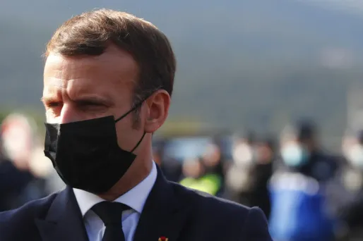 Emmanuel Macron s'exprime dans le magazine "Elle".