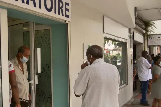 Le nombre de nouveaux cas explose en Martinique, où deux ministres sont attendus jeudi.
