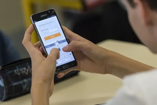 Les enfants de 11 ans passent en moyenne cinq heures par jour devant leur téléphone (Illustration).