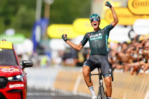 La joie de Nils Politt, vainqueur en solitaire à Nîmes.