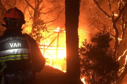 L'incendie dans le Var mobilise toujours 1.200 pompiers mercredi matin.