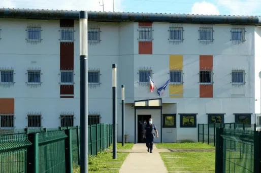 Le détenu s'en est pris à deux surveillants durant la prise d'otages à la prison de Condé-sur-Sarthe.