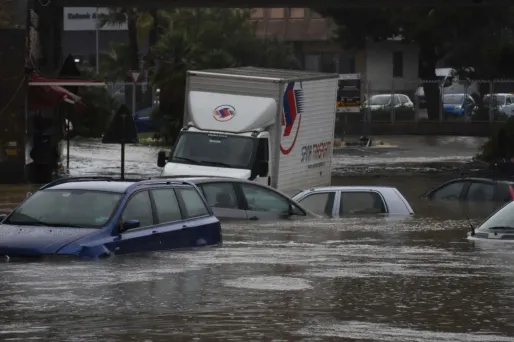 Trois personnes sont déjà mortes lors des pluies torrentielles et des coulées de boue qui ont frappé depuis ce week-end la région de Catane, la deuxième ville de Sicile.