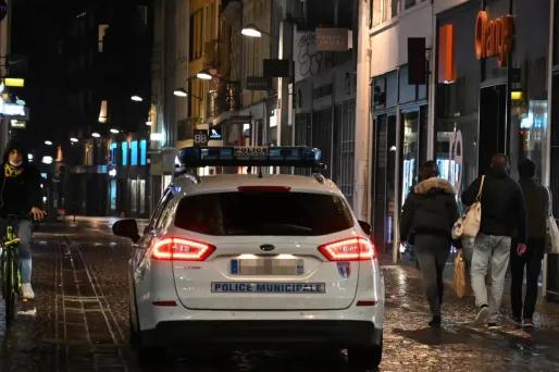 Un couvre-feu a été décrété de 21 heures à 5 heures sur l'île de la Réunion (Illustration).