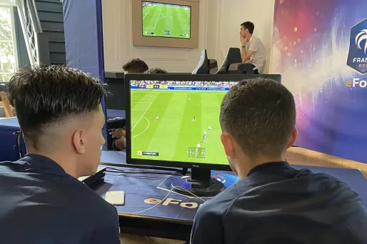Les six joueurs appelés en équipe de France d'eFoot vont s'entraîner pendant trois mois par paire.