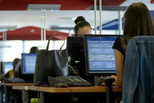 Les personnes qui travaillent en position assise sont particulièrement exposées aux douleurs du dos.