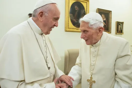 Benoît XVI demande le retrait de son nom d'un livre controversé