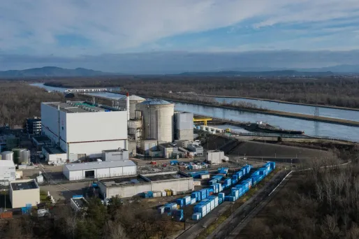 Le premier des deux réacteurs de la centrale de Fessenheim a été arrêté dans la nuit de vendredi à samedi.